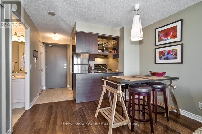 Photo du bâtiment - 2325 Central Park Dr