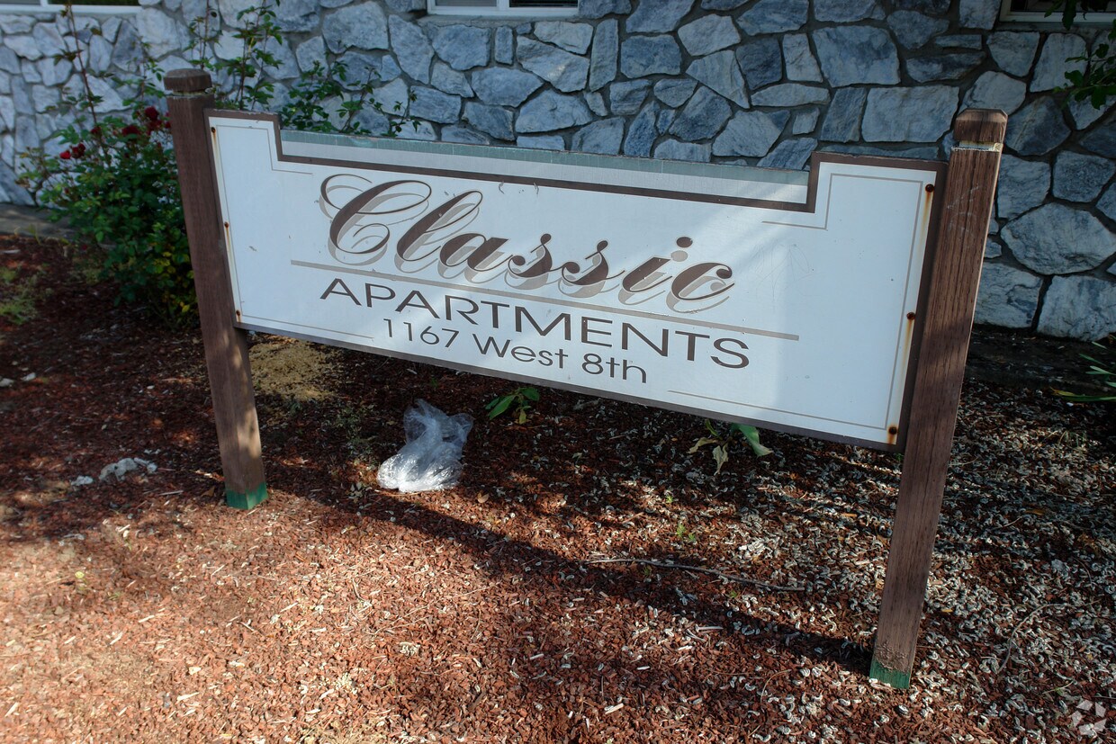 Building Photo - Classic Apartments