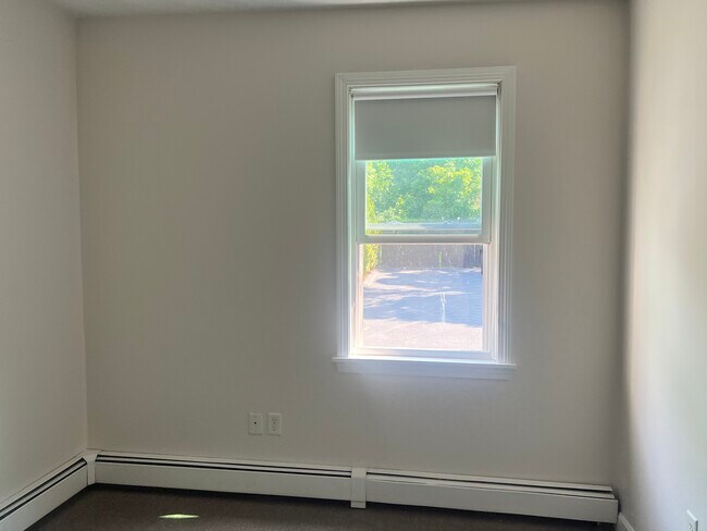Building Photo - 143 Putnam St