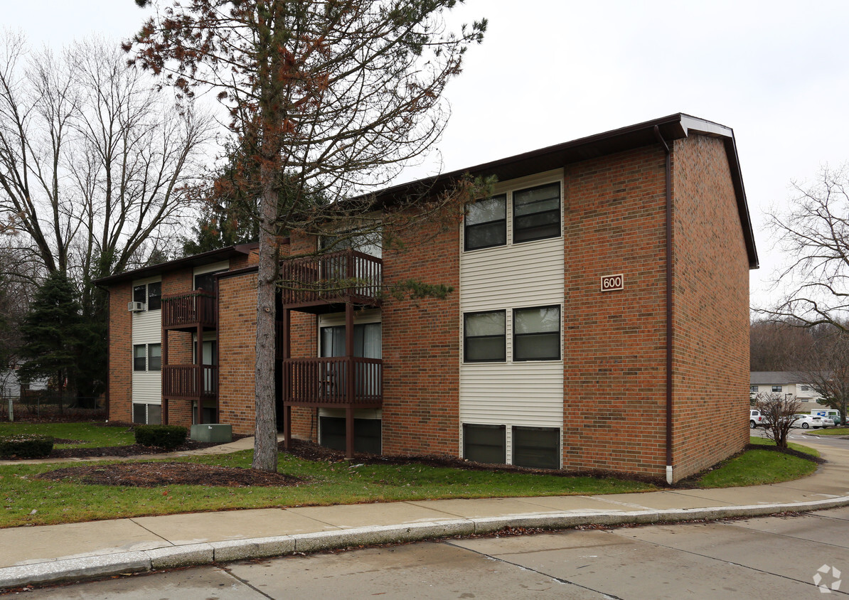 Foto principal - Darrow Road Apartments