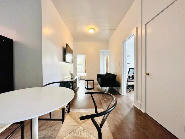 Foto del edificio - Furnished room/NOT APARTMENT