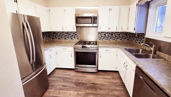 Photo du bâtiment - Spacious 3 Bed / 1 Bath House| $2249/month (plus utilities) - Parking Included