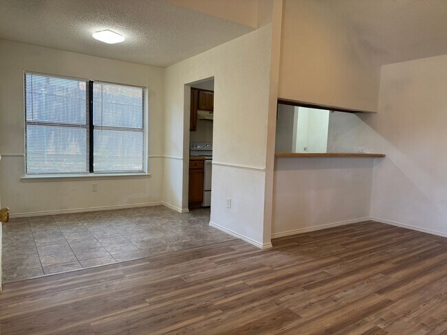 Foto del edificio - 716 Woodland Ct