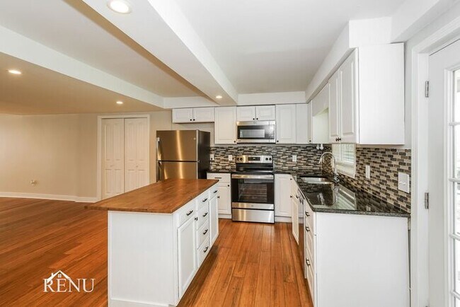Building Photo - 325 Hickory Dr