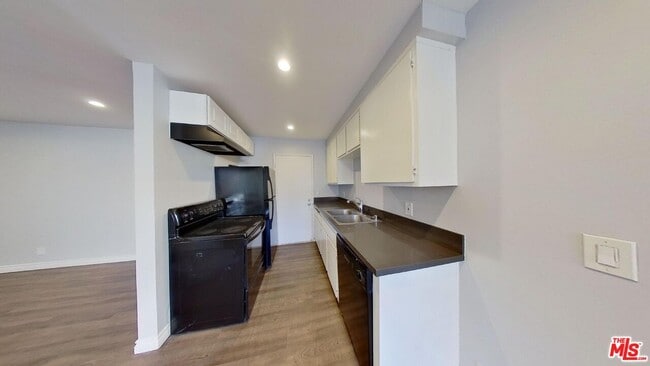Building Photo - 525 N Sycamore Ave