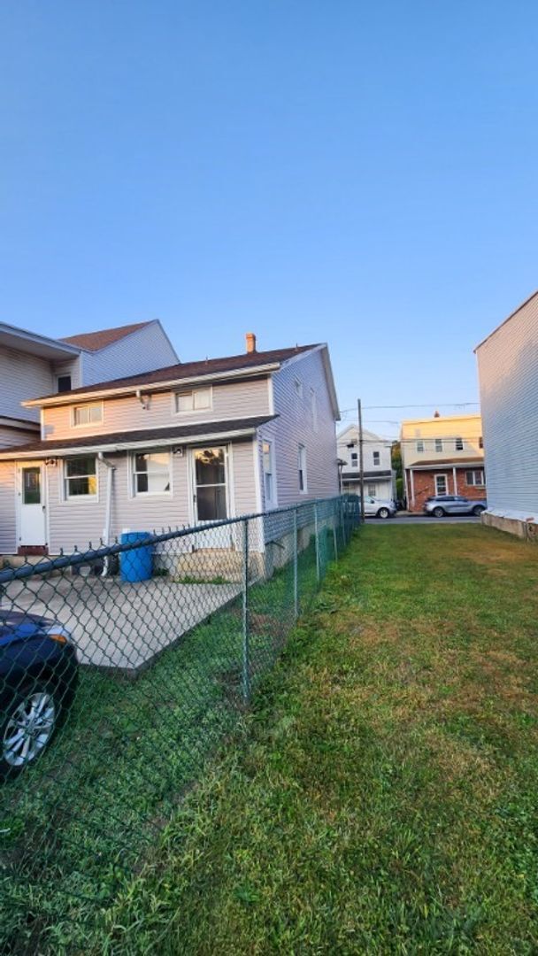 Building Photo - 3 bedroom 1 bathroom