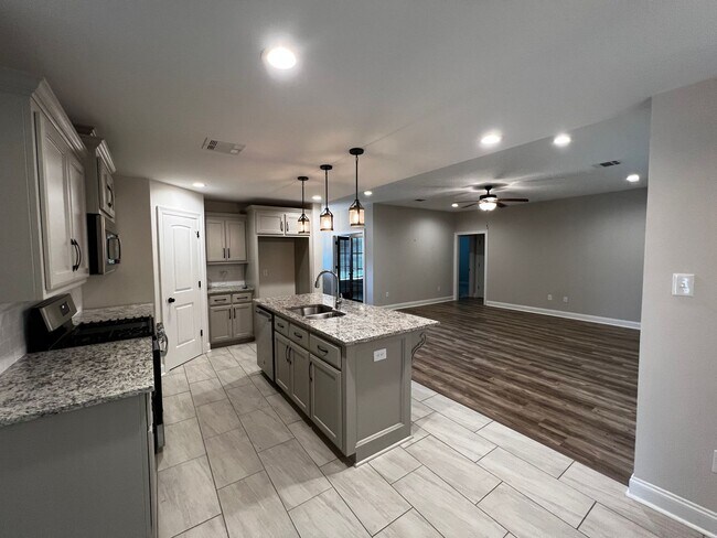 Building Photo - 3 Bedroom 2 Bathroom with office/Bonus Roo...