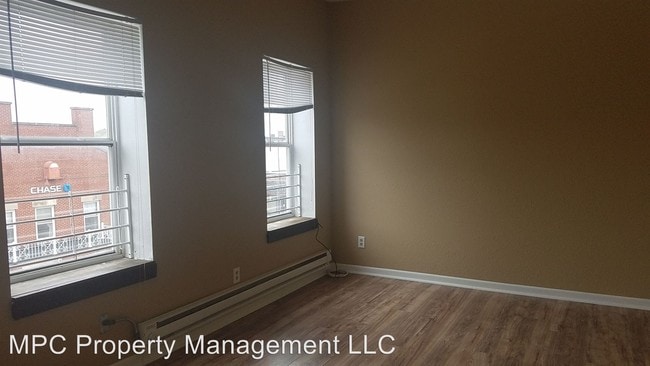 Building Photo - 464 N Pine St