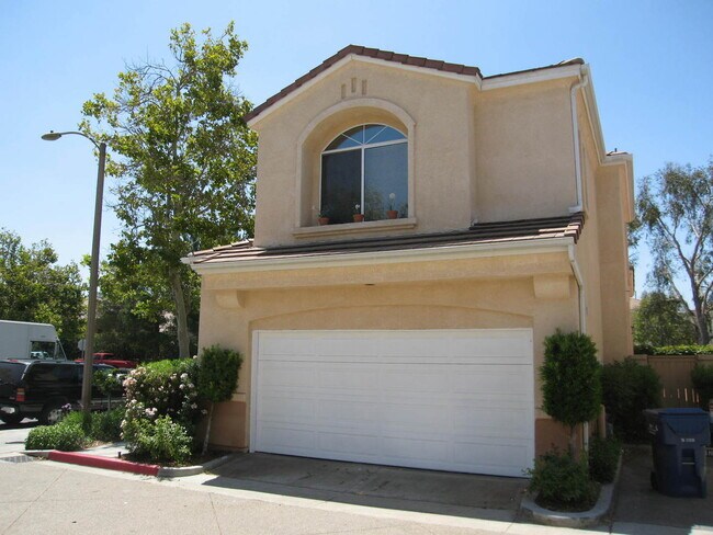 Building Photo - Three Bedrooms and Den in Northpark