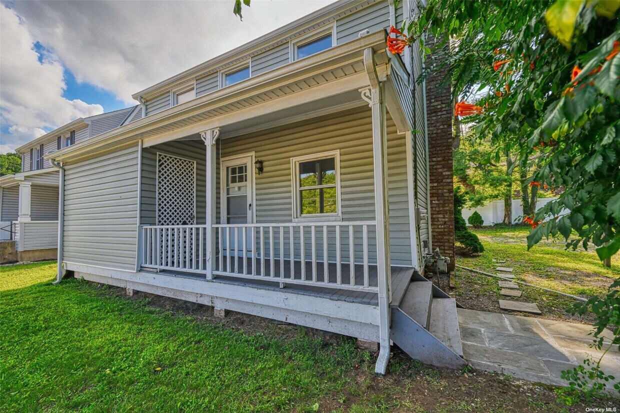Primary Photo - 302 Pine Hollow Rd