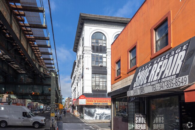 Building Photo - 1065 Broadway