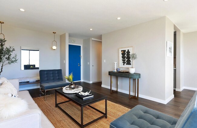 Foto del edificio - STUNNING Two Bedroom Condo Available at Watergate Community! RARE FIND!
