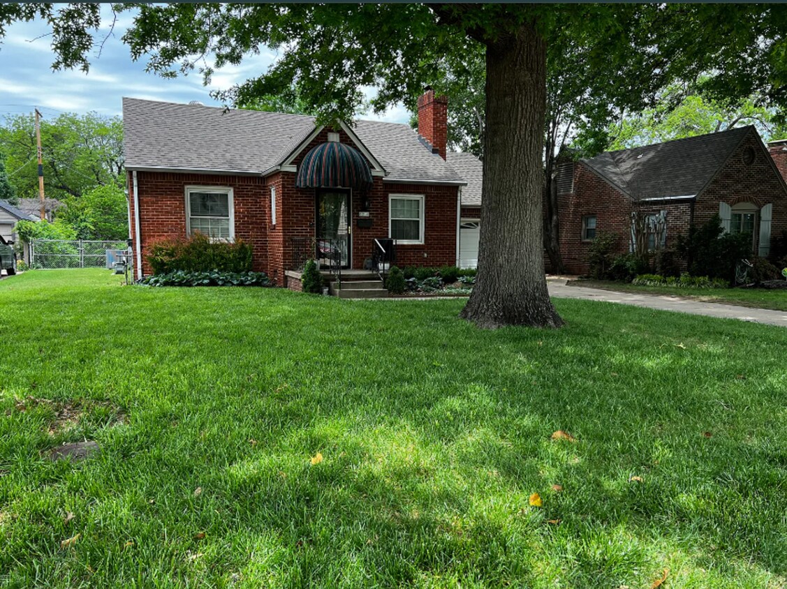 Foto principal - 3 Bed | 3 Bath in Midtown!