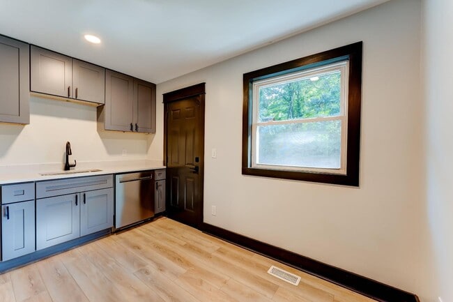 Building Photo - 2436 Belvedere Ave