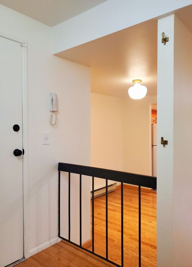 Building Photo - 2bd, 2 ba Condo in Oakbrook, Amenities! $2045 available +/- 12/15/25