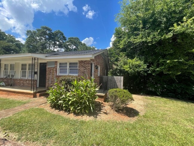 Building Photo - 2 BEDROOM IN AMAZING FIVE POINTS LOCATION!
