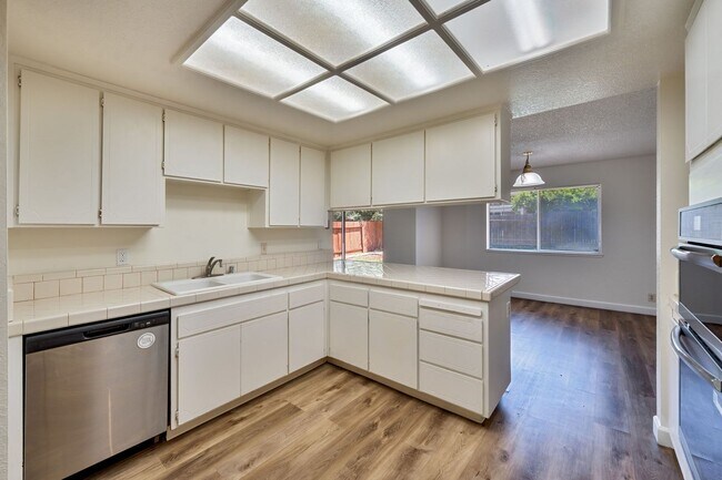 Foto del edificio - 3 Bedroom Home with Fireplace and LVP Flooring & 2-Car Garage!