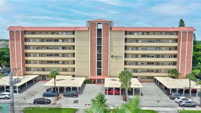 Building Photo - 1101 Crystal Lake Dr