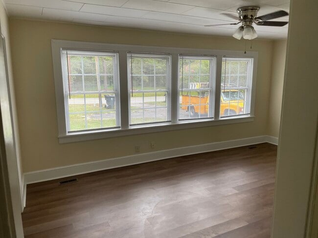 Foto del edificio - 504 Pearces Rd