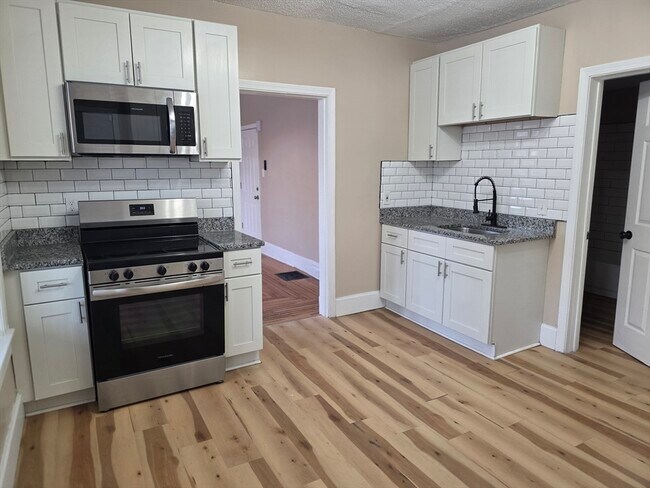 Building Photo - 184 King St