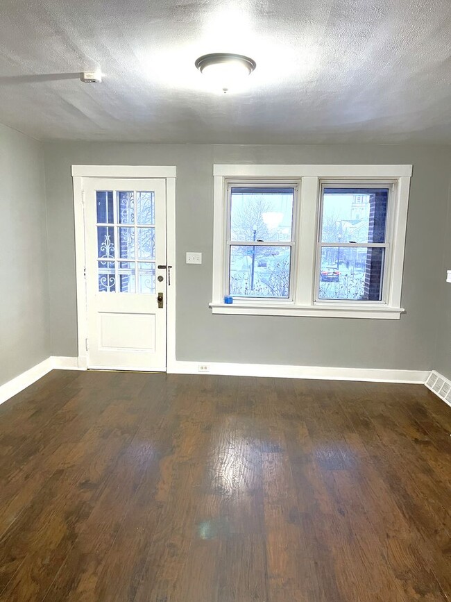 Building Photo - Renovated 3 Bedroom -1 Bathroom Townhouse ...