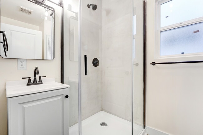 Foto del edificio - 12056 Culver Blvd