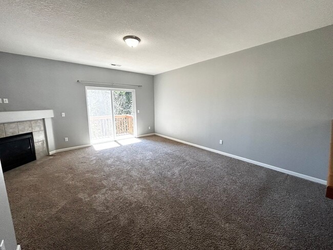 Building Photo - Adorable 3 Bedroom Townhouse in Beaverton!