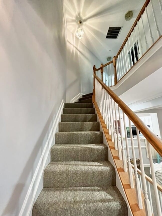 Building Photo - Spacious and bright 3 BR 3.5 BA TH with ga...