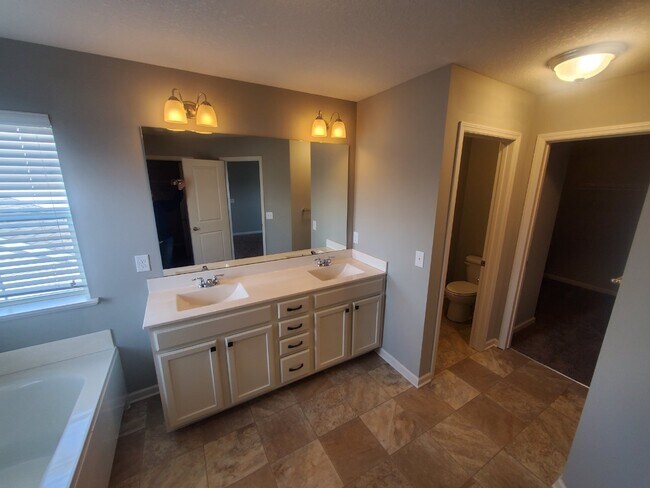 Foto del edificio - 5 BR 3 BA Single Family Home in North Hugo Minneapolis