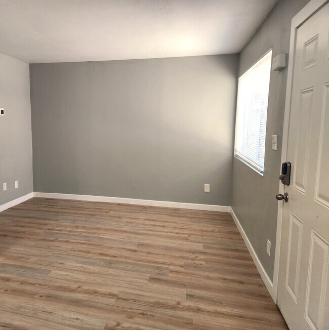 Building Photo - Charming 1BR in North Phoenix – Updated In...
