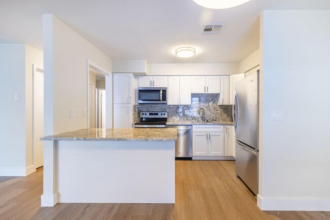 Building Photo - 114 S Lakeside Dr