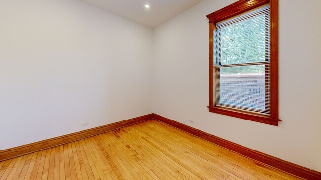 Foto del edificio - 1742 W Addison St