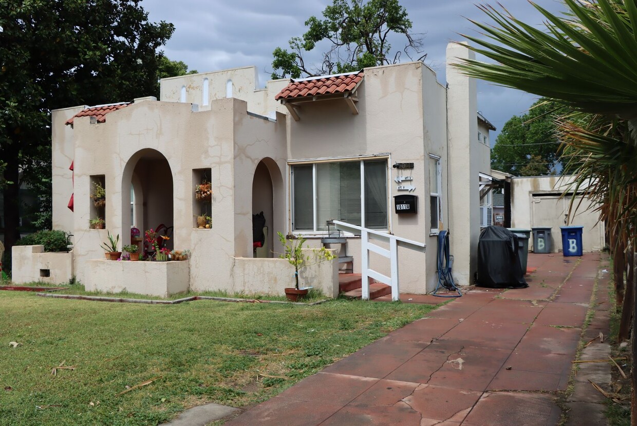 Building Photo - W20th 1011 #B