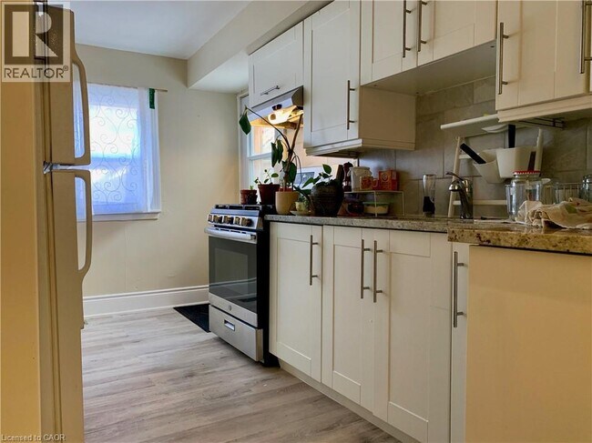 Building Photo - 405-2 MACNAB Street N