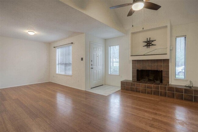 Building Photo - 502 Hickory Dr