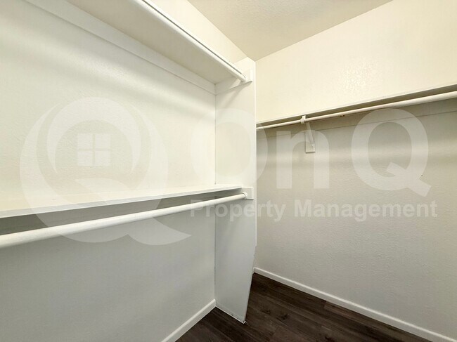 Building Photo - 1402 E Guadalupe Rd