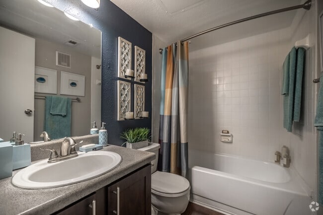 1 habitación, 1 baño - 501 pies cuadrados - Baño - Vantage Point Apartments