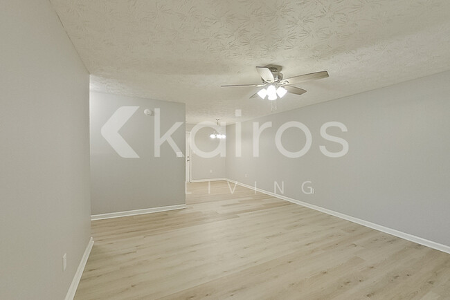 Building Photo - 320 Deer Park Dr