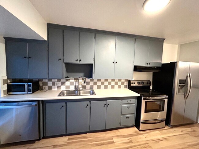 Building Photo - 326 Gregson Ave S