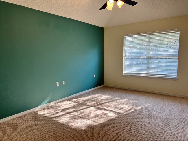 Building Photo - Easy access to shopping & Navy Federal com...