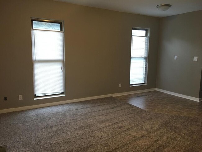 Building Photo - 905 North-5T
