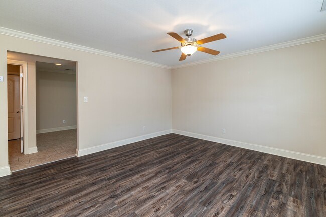 Foto del edificio - 4730 Forest Landing Way