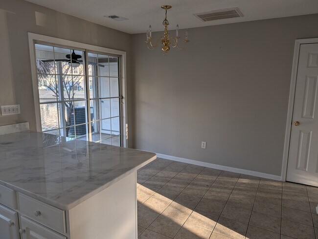 Área de comedor - 682 Wilshire Ln