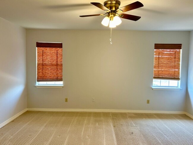 Building Photo - Youree Drive Townhouse