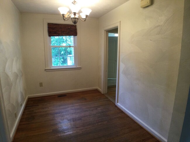 Building Photo - Radford, 4 BR / 3 BA, Available Aug 12th