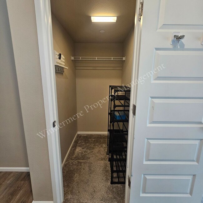Foto del edificio - Spacious 4 Bedroom Home with Gas Fireplace, Office Space & 2-Car Garage!