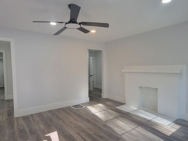 Building Photo - 2921 Sylvan Rd