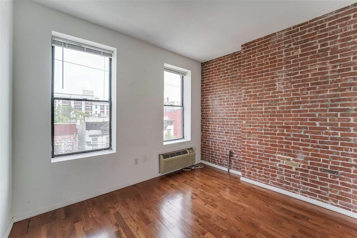 Primary Photo - 308 Madison St
