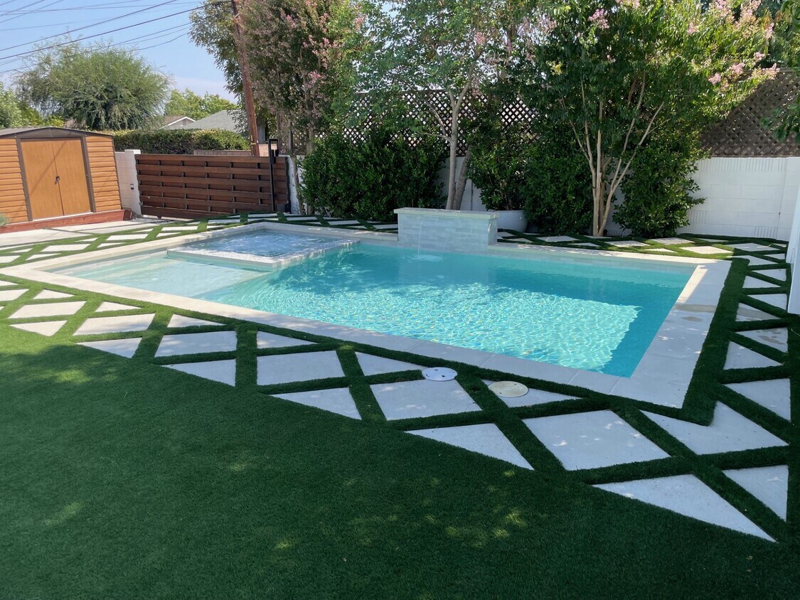Foto principal - 24230 Victory Blvd