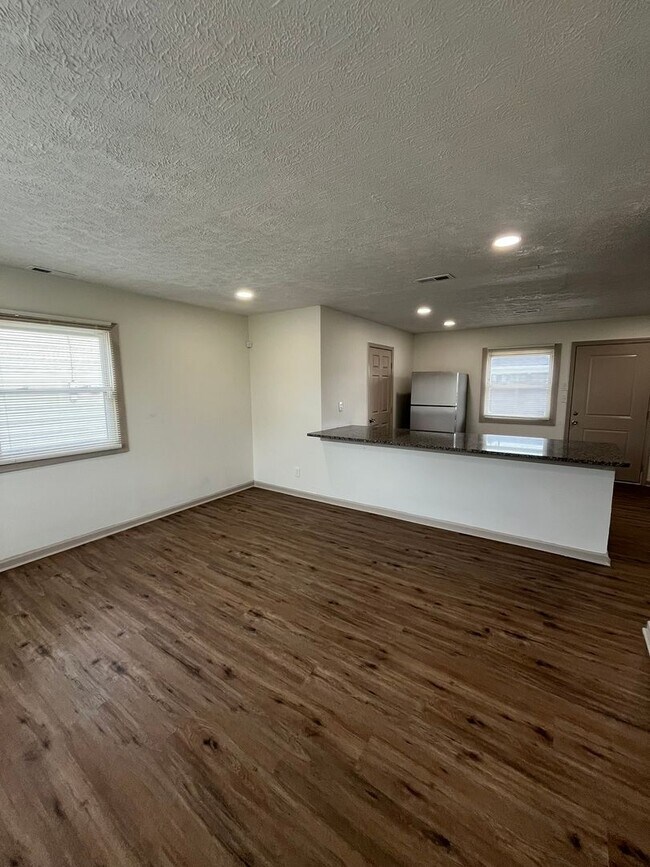 Foto del edificio - Beautifully Renovated 3-Bedroom Ranch with Open Floor Plan & 2-Car Garage